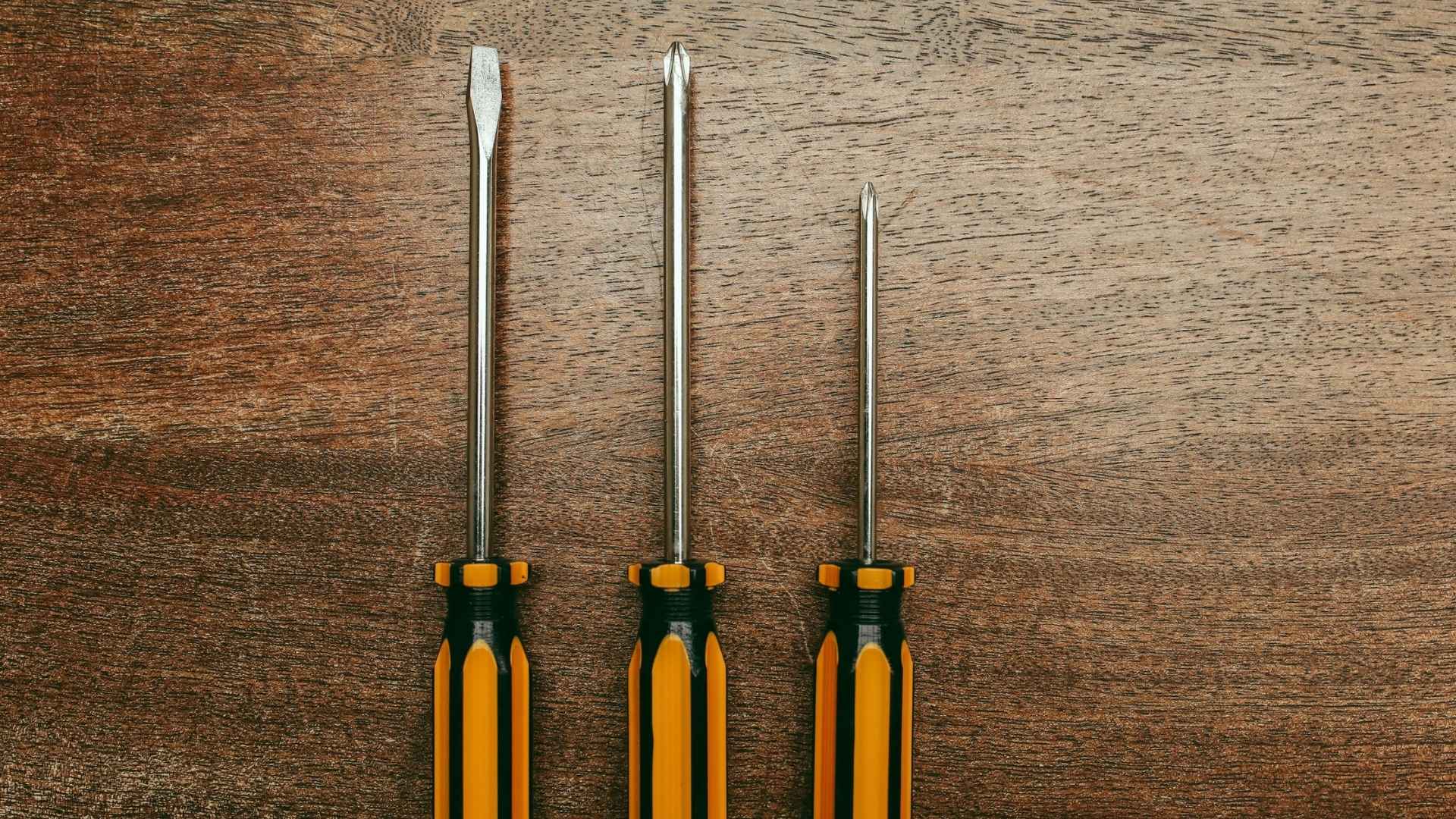 perbedaan obeng plus dan minus