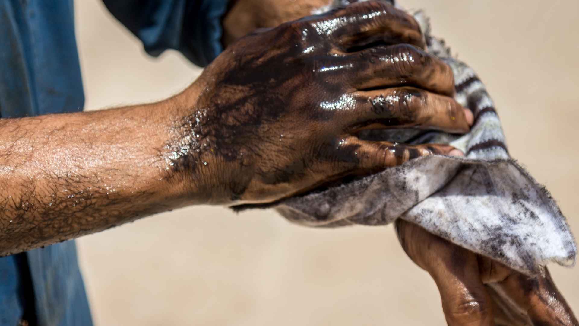 Cara Menghilangkan Oli di Tangan