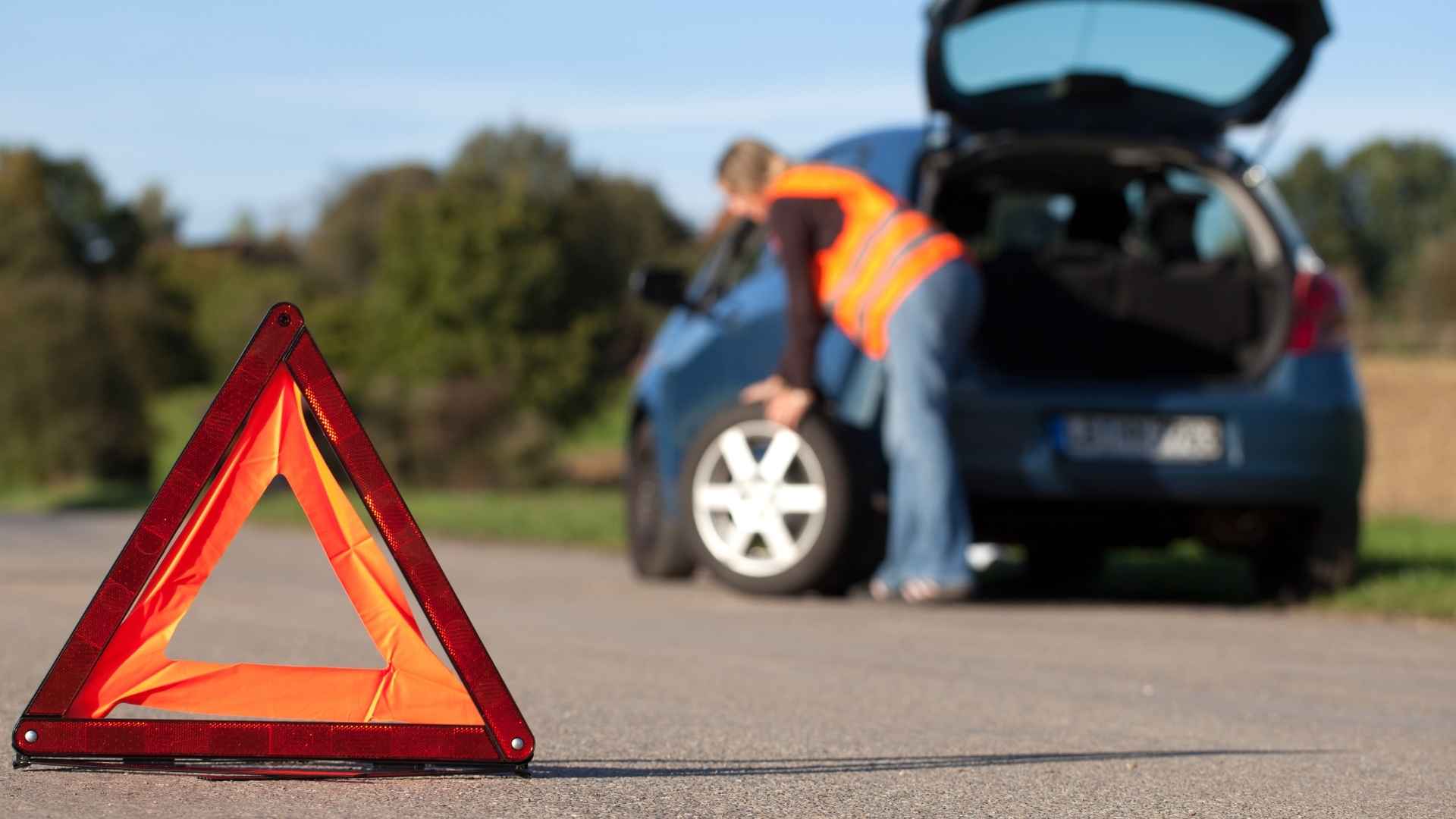 Cara Mengganti Ban Mobil Bocor 