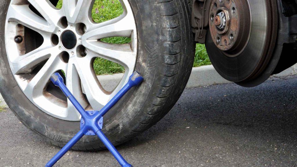 Cara Mengganti Ban Mobil Bocor 